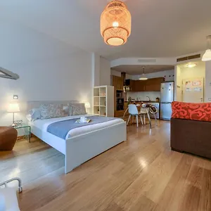 https://lyrioshomes-apartamento-estudio-la-biznaga.1costadelsol.com